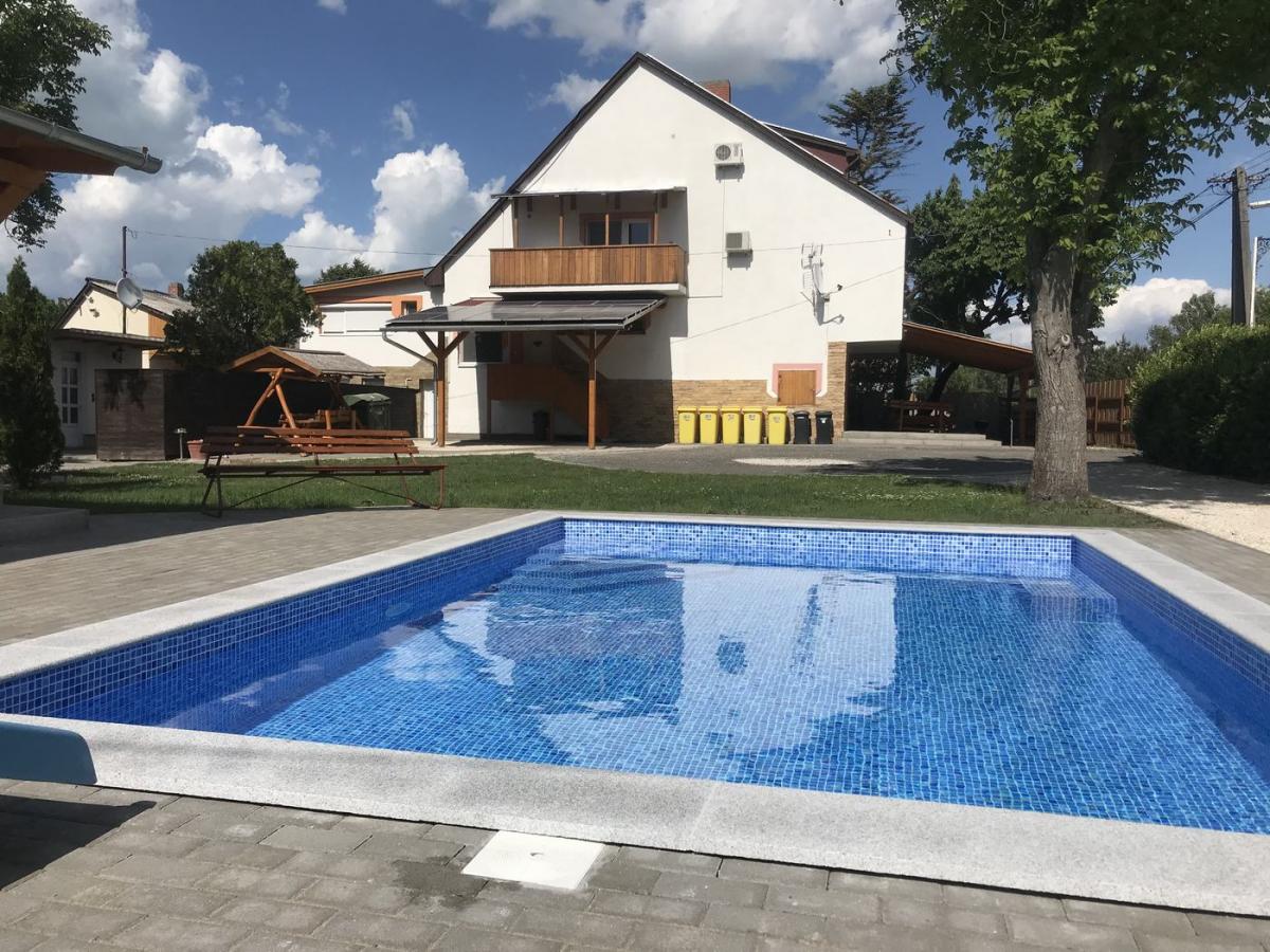 Familie Varga - Balatonfenyves +36302597240 info@plattenseereisen.com