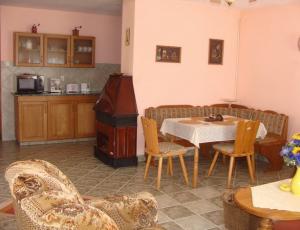 comfortable nice holiday home in Balatonfenyvesen